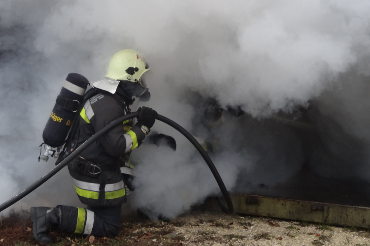 Családi ház égett Marcaltőn, egy ember megsérült