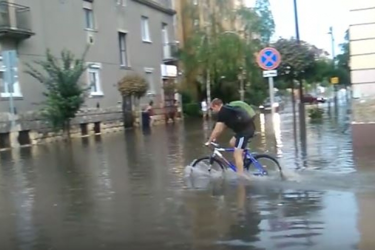 Hatalmas eső volt Győrben, tengerré vált a belváros