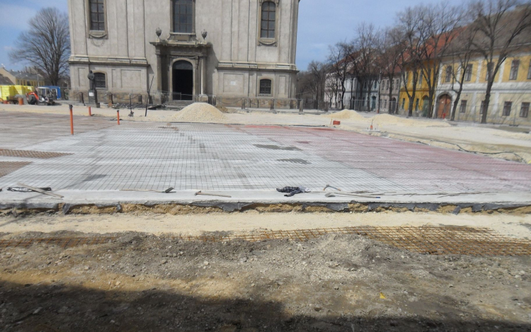 A leendő jégpálya alatti betonozást végzik a Fő téren