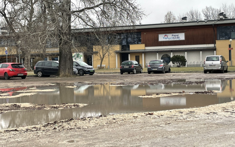 Minek nevezzelek? Avagy a nagy parkoló-vita a pápai Várkertfürdőnél