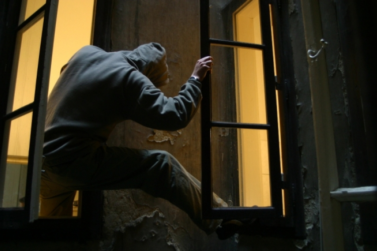 Malomból és hétvégi házból lopott