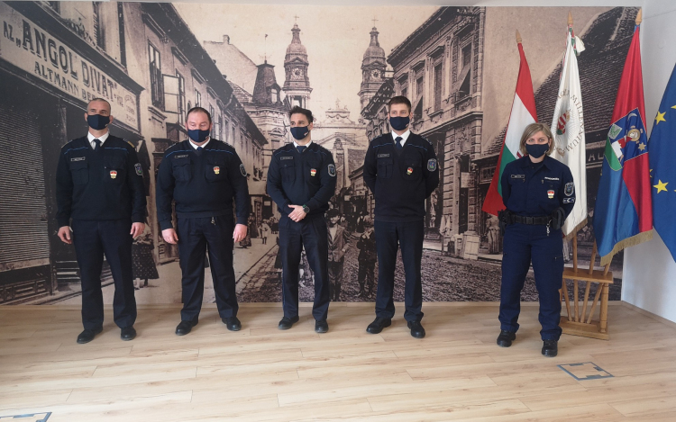 Öt pápai rendőrnek adott át jutalmat a polgármester