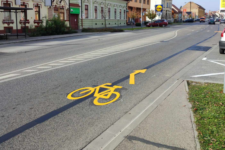 Megszűnt a nyitott kerékpársáv a Jókai utcában!