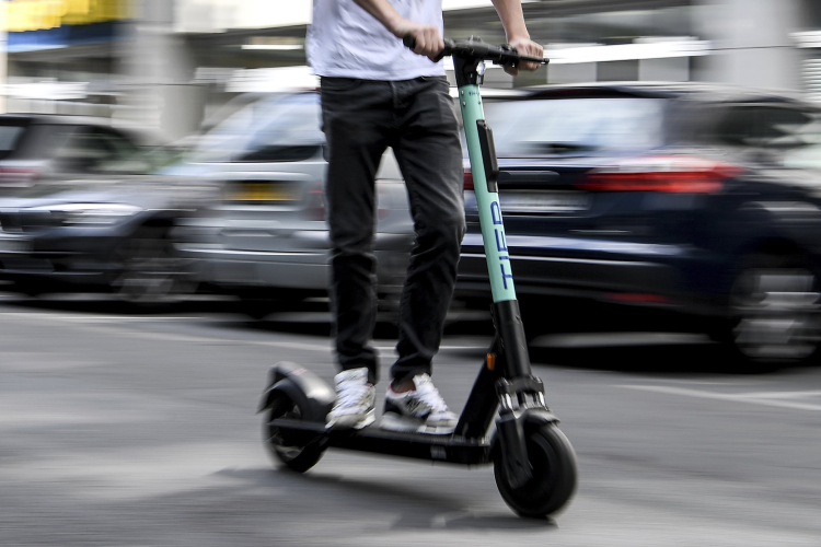 Veszélyes e-rollerezők Pápán