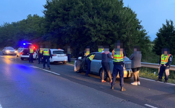 Három romániai embercsempészt tartóztattak le Ajkán