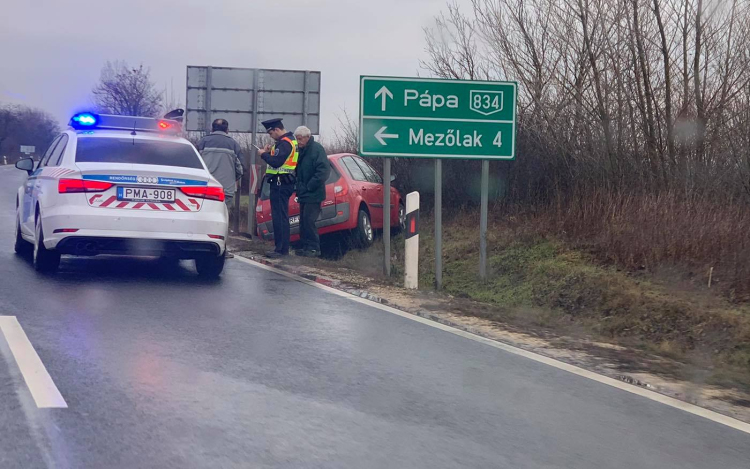 Árokba csúszott egy autó Borsosgyőr és Nyárád között