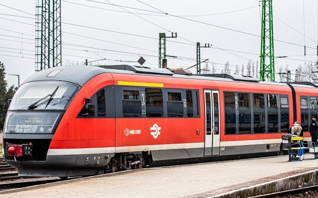 Áprilistól közvetlen vonatpár közlekedik Pápa és Pécs között