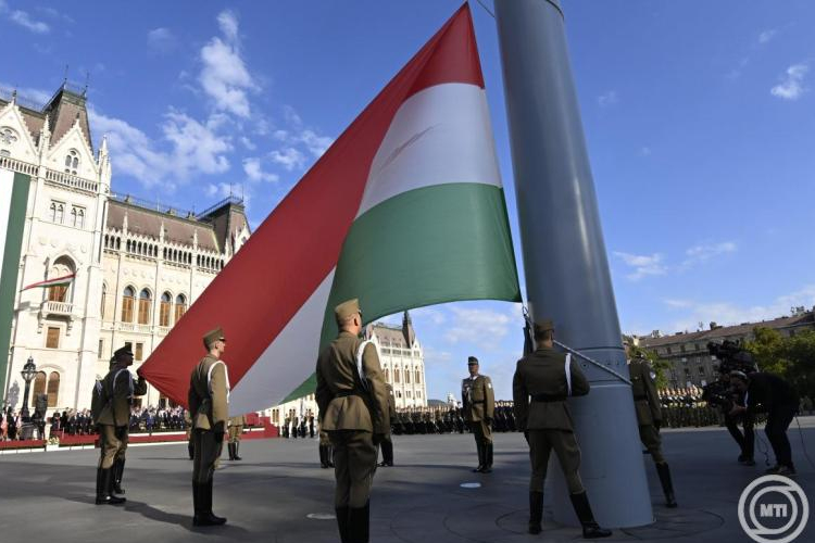 Augusztus 20. - Felvonták a nemzeti lobogót az Országház előtt
