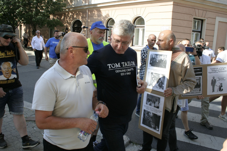 Tüntetők várták Gyurcsány Ferencet Pápán