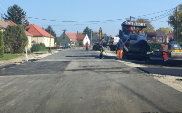 Már a kopó aszfaltréteget készítik a Szabó Dezső utcában