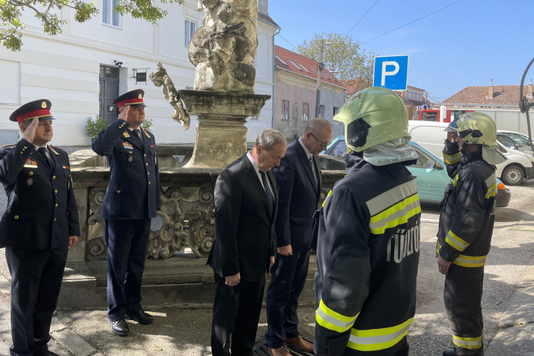 Koszorúzás Pápán, Szent Flórián tiszteletére