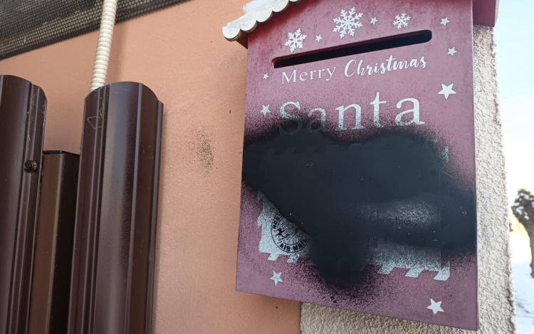 Fekete festék spay-vel lefújták a kapuját és a postaládáját
