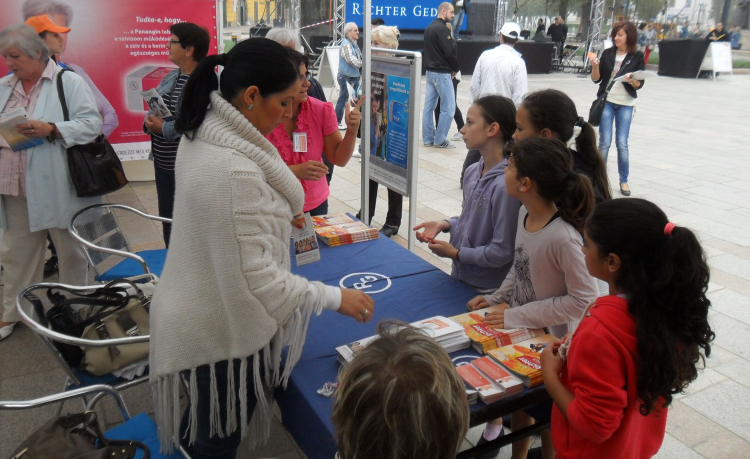 Richter Egészségváros a pápai Fő téren