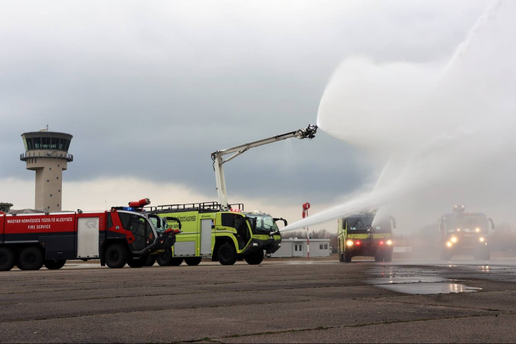 Új tűzoltóautó érkezett a pápai légibázisra