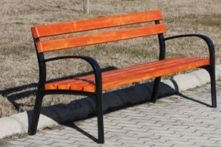 Megrongálta a peron egyik padját