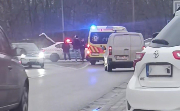 Elgázolt egy idős férfit a gyalogátkelőhelyen, majd elhajtott - Videó