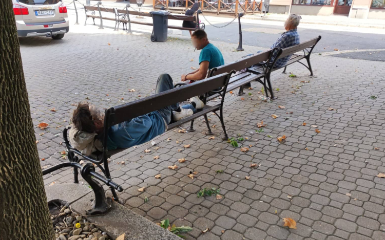 Egyre több gondot okoznak egyes hajléktalanok Pápa belvárosában