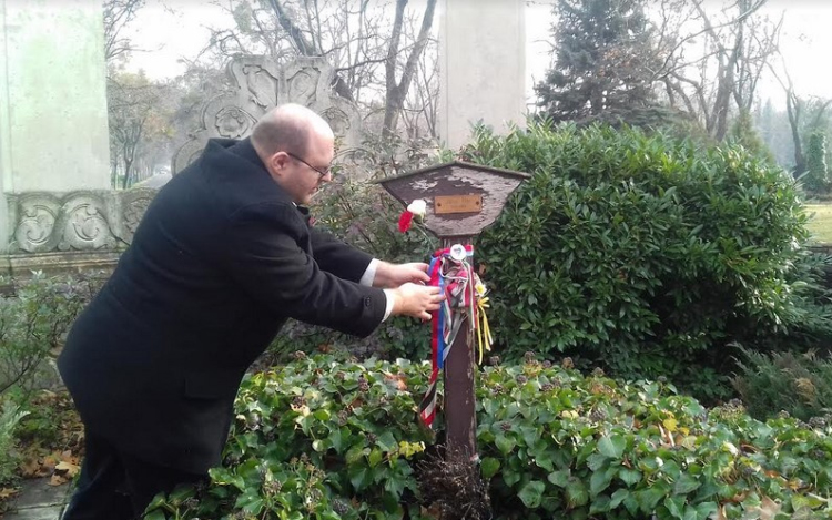 Pápai emlékszalag Jókai Mór fejfájára