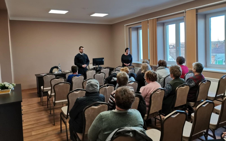 Időseknek tartottak előadást a pápai rendőrök