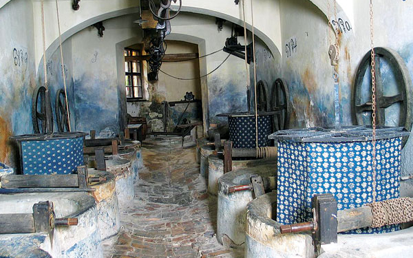 Bélyegen a pápai Kékfestő Múzeum