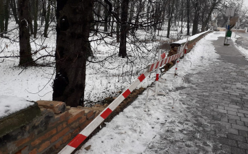 Autóval hajtottak neki a Szent István úti támfalnak, emiatt dőlt le újra