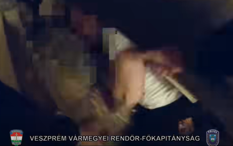 Az ágy alól húzták ki a pápai férfit a rendőrök - Videó