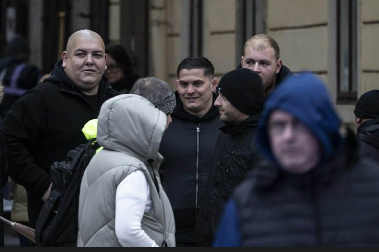 Fekete ruhások Győrben: megszólalt egy pápai érintett