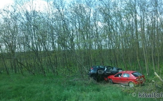 Két autó ütközött a 83-ason, öten megsérültek