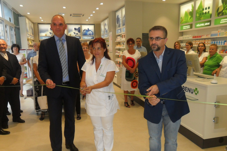 Ünnepélyesen megnyílt a megszépült és átalakult Karlovitz Gyógyszertár