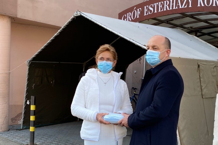 Védőeszközöket hozott a pápai kórházba Takács Szabolcs kormánymegbízott