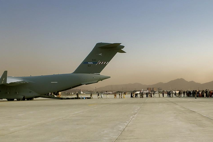 Csaknem 2000 ember evakuáltak már Afganisztánból a Pápán állomásozó szállítógépek