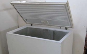 Falubelije hűtőládáját pakolta ki