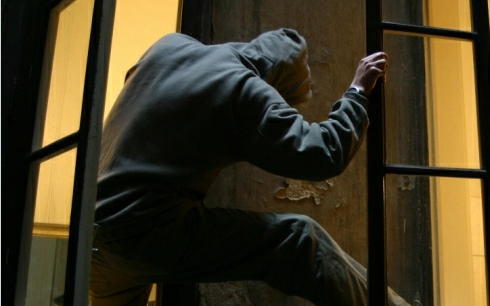 Családi házba törtek be