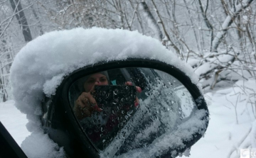 A Bakonyban a hó, Pápán az eső szakad