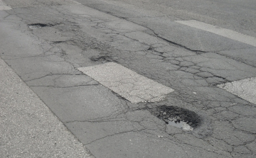 Hétfőn kezdődnek az idei kátyúzási munkálatok