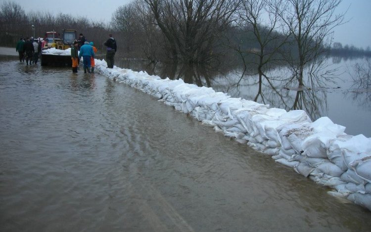 Árvíz - Éjszaka is dolgoztak a kiöntött Marcalnál - Marcaltő veszélyben