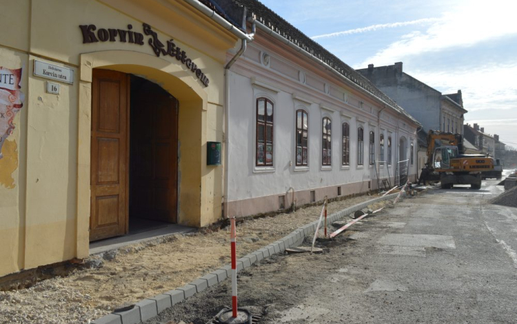 Folytatódik a munka a Korvin utcán 