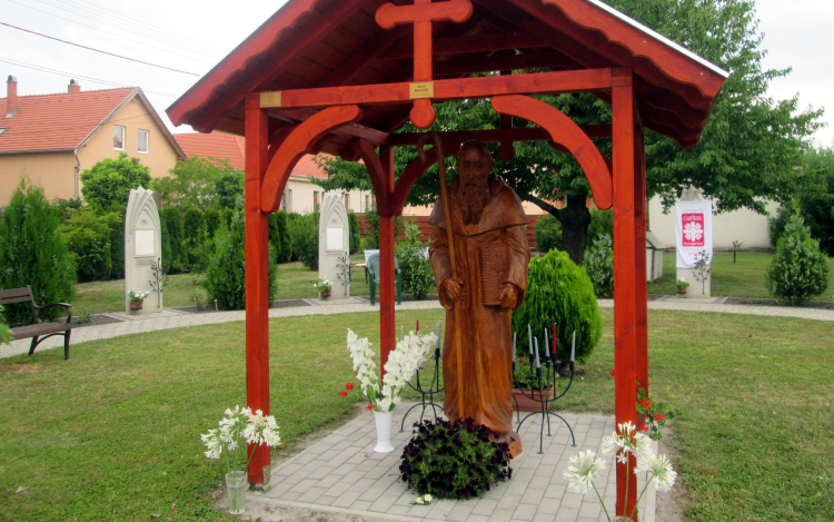 Európa  fő védőszentjének szoborszentelése Pápán