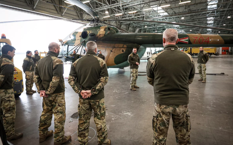 Várható és váratlan helyzetekre is felkészültek a pápai repülésirányítók