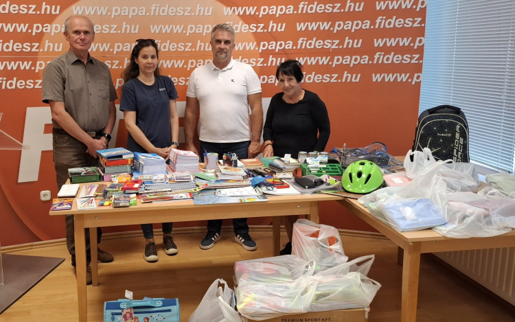 Tanszerekkel segíti a rászorulókat a Fidesz Pápai Csoportja