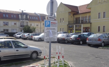 Mától Pápán is ingyenes a parkolás