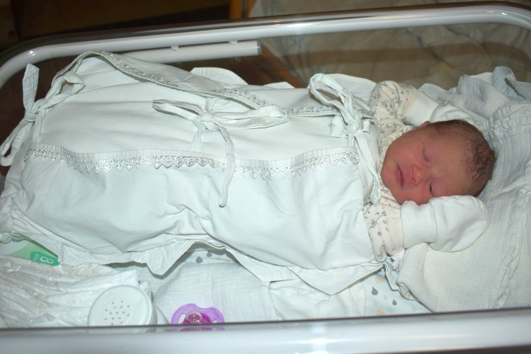 Kiara Csilla az év első pápai babája