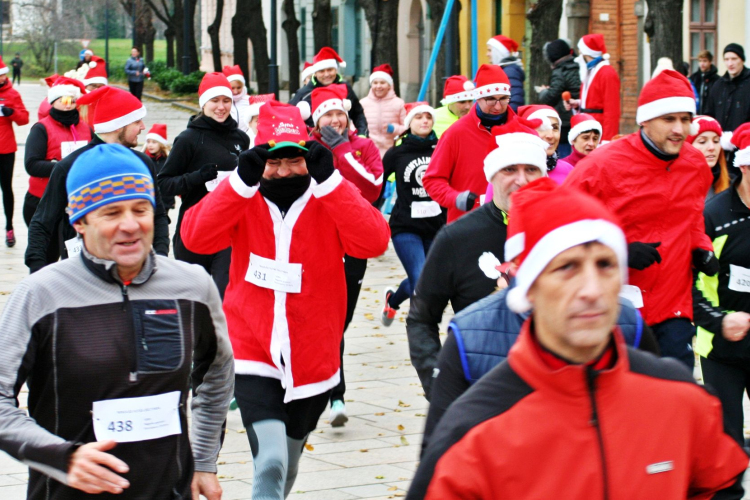 Több mint száz Mikulás futott Pápán