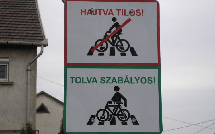 Új táblák hat pápai gyalogos-átkelőhelynél