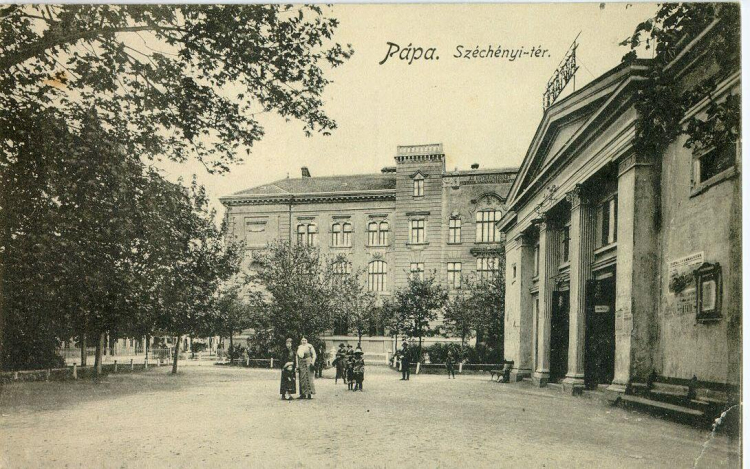 Az egykori pápai kőszínház nyomában