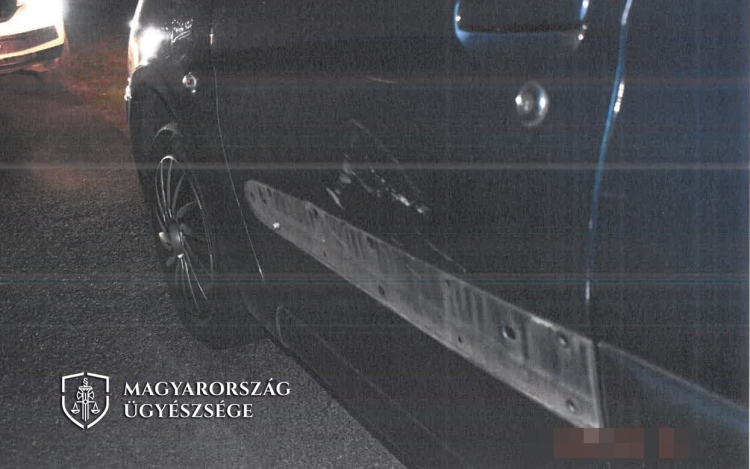 Minden előzmény nélkül nekidobta a fejszéjét egy autónak