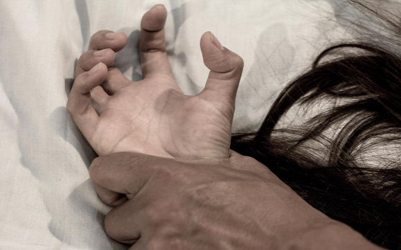 Fegyházra ítéltetné az ügyészség az élettársát bántalmazó vádlottat