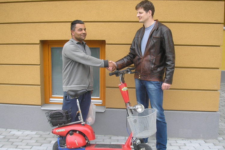 Motoros rollert lopott ismerősétől