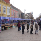 Debütáltak az új sátrak a Fő téri piacon