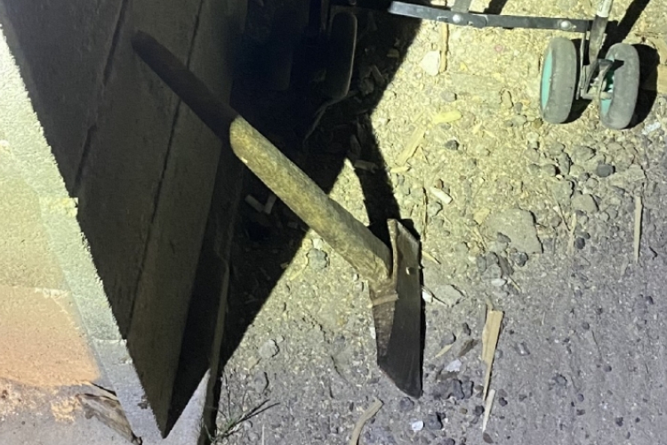 Fejszével kergette élettársát